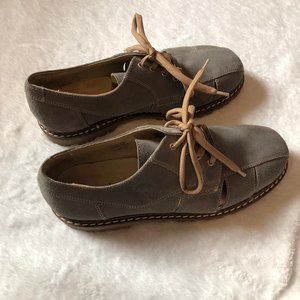 Woman's Michel Jordi Gray Geneve Gray Suede shoe size US 9